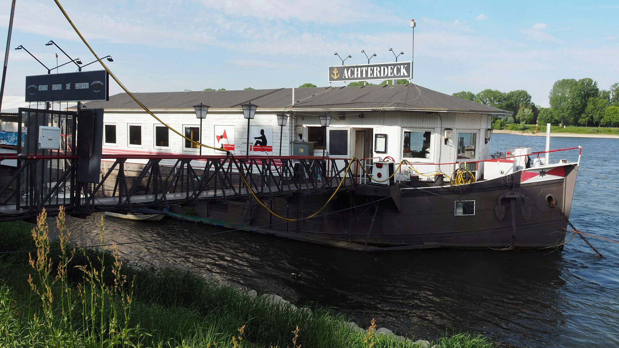 Der Achterdeck-Dampfer liegt in Köln-Marienburg vor Anker.