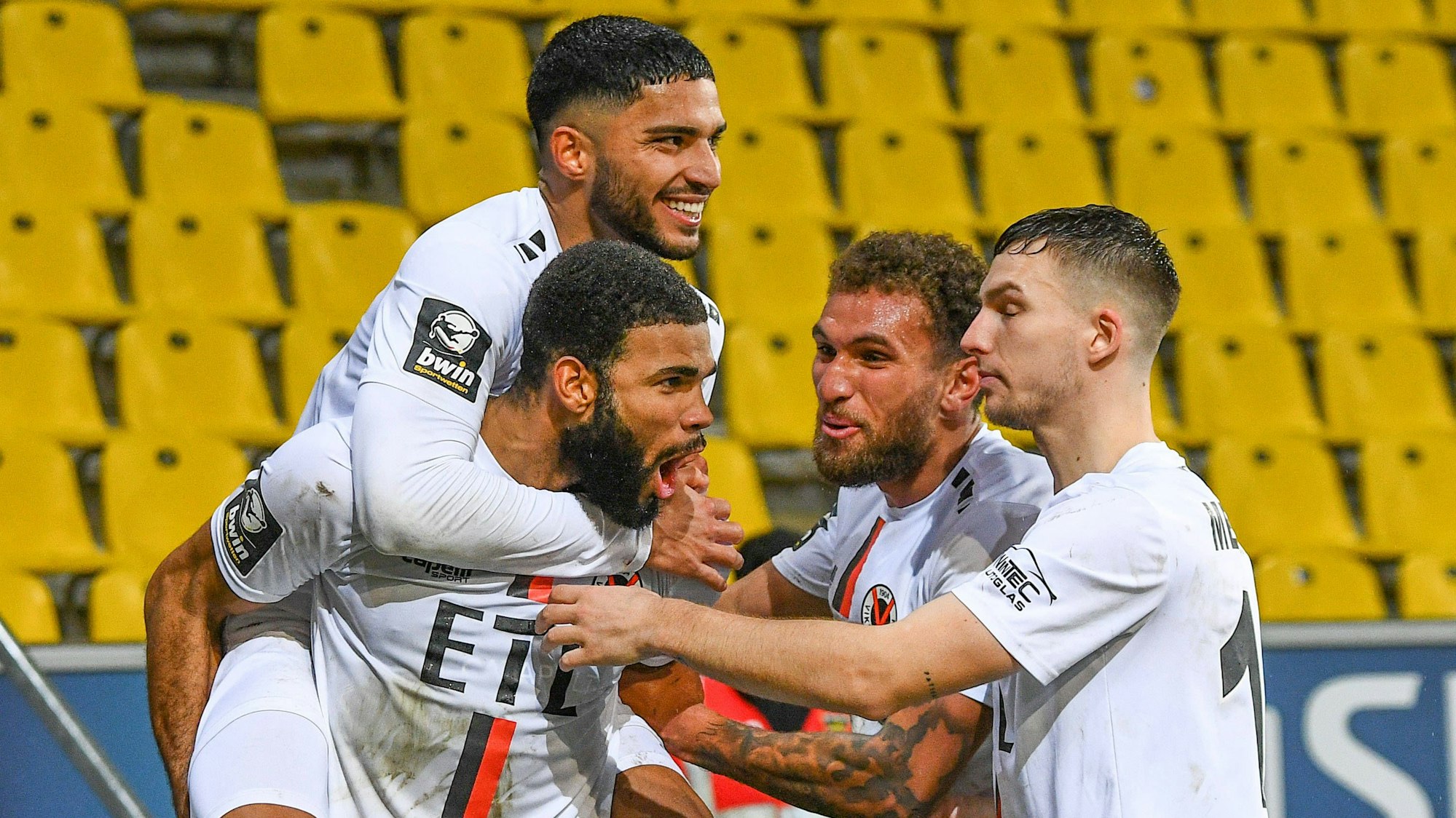 Die Spieler von Viktoria Köln bejubeln den Treffer zum 0:1 durch Jamil Siebert Viktoria Köln, 20, 1. v.li., jubeln über ein Tor, Jubel, Torjubel, Torerfolg, celebrate the goal, goal, celebration, Jubel ueber das Tor, optimistisch, Action, Aktion, 22.02.2023, Aachen Deutschland, Fussball, Mittelrheinpokal, Viertelfinale, TSV Alemannia Aachen - FC Viktoria Köln, Fussball, Mittelrheinpokal, Viertelfinale, TSV Alemannia Aachen - FC Viktoria Köln, DFB/DFL REGULATIONS PROHIBIT ANY USE OF PHOTOGRAPHS AS IMAGE SEQUENCES AND/OR QUASI-VIDEO. *** Viktoria Köln players cheer the goal to 0 1 by Jamil Siebert Viktoria Köln, 20, 1 v li , jubilate over a goal, jubilation, goal celebration, celebrate the goal, goal, celebration, jubilation over the goal, optimistic, action, action, 22 02 2023, Aachen Germany , football, Mittelrheinpokal, quarterfinal, TSV Alemannia Aachen FC Viktoria Köln, football, Mittelrheinpokal, quarterfinal, TSV Alemannia Aachen FC Viktoria Köln, DFB DFL REGULATIONS PROHIBIT ANY USE OF PHOTOGRAPHS AS IMAGE SEQUENCES AND OR QUASI VIDEO xmhx