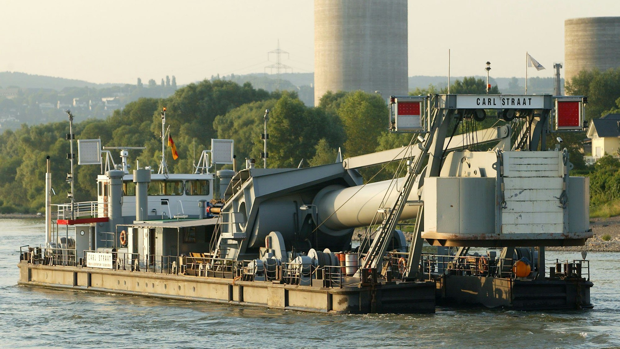 Taucherglockenschiff „Carl Straat“ liegt am 11.08.2002 im Rhein vor Koblenz.