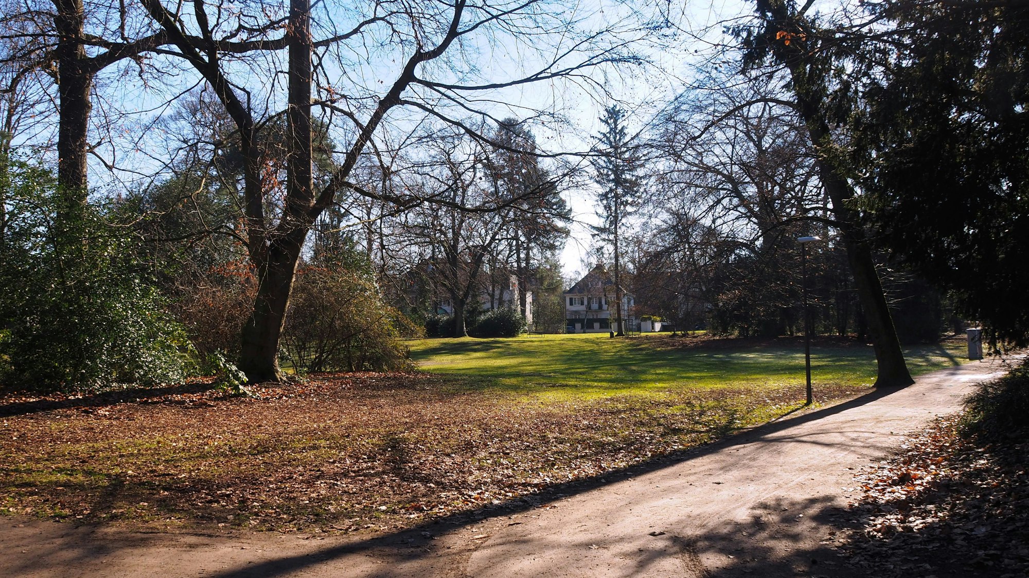 Der Südpark in Köln-Marienburg ist zum Spazieren ideal.