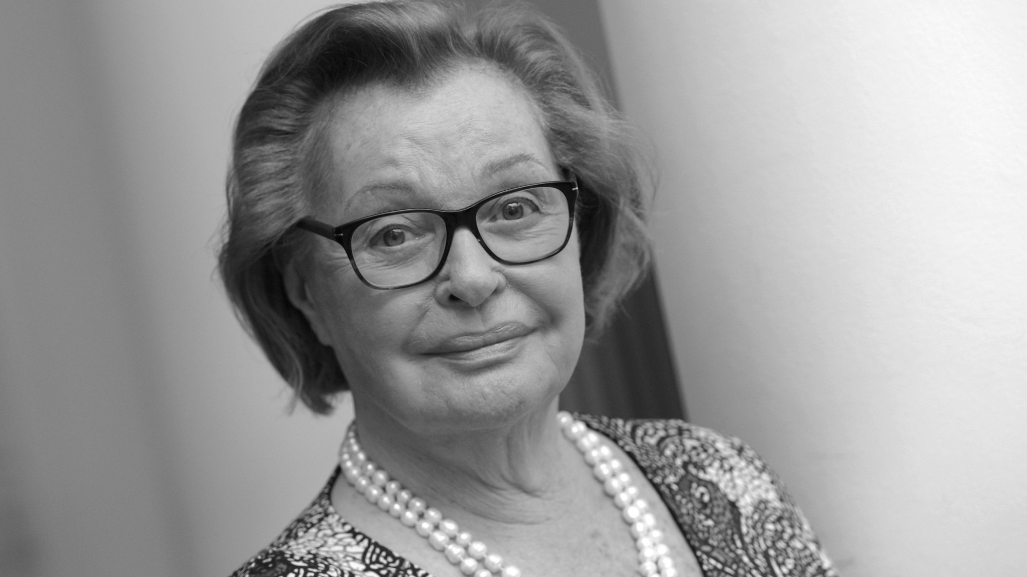 Nadja Tiller mit Brille.