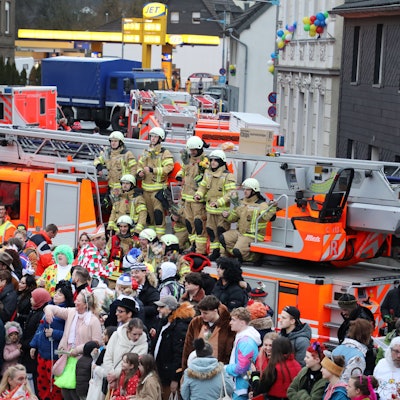 Ein Feuerwehrfahrzeug steht am Randes des Karnevalszugs durch die Bergisch Gladbacher Stadtmitte.