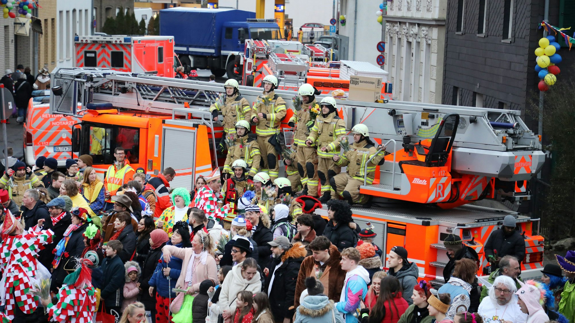 Ein Feuerwehrfahrzeug steht am Randes des Karnevalszugs durch die Bergisch Gladbacher Stadtmitte.