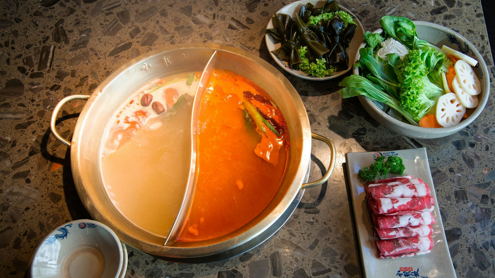 Die heiße Sauce mit Rindfleisch, Seetang Knoten und eine Gemüsemischung steht auf dem Tisch.