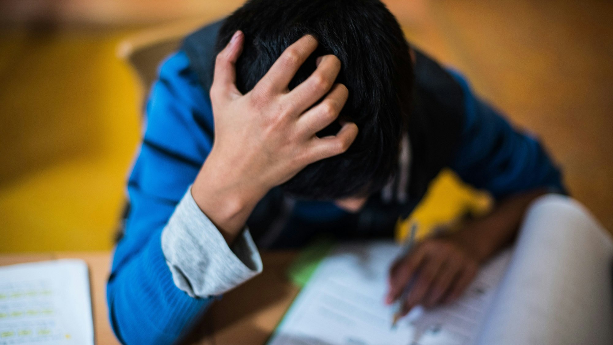 Armen Familien fällt es oft schwerer, ihre Kinder in der Schule zu unterstützen.