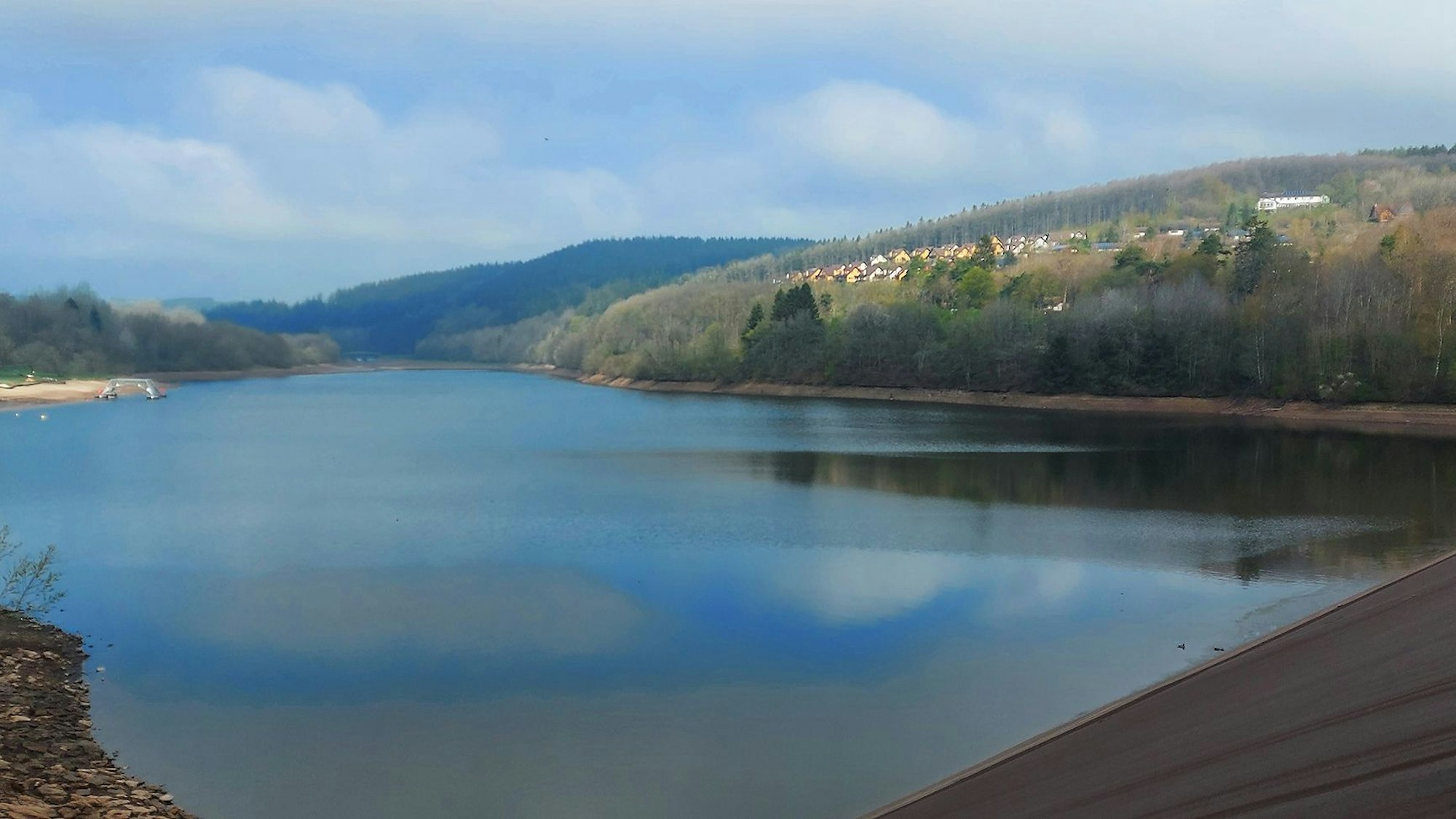 Der Kronenburger See in Dahlem im Winterstau
