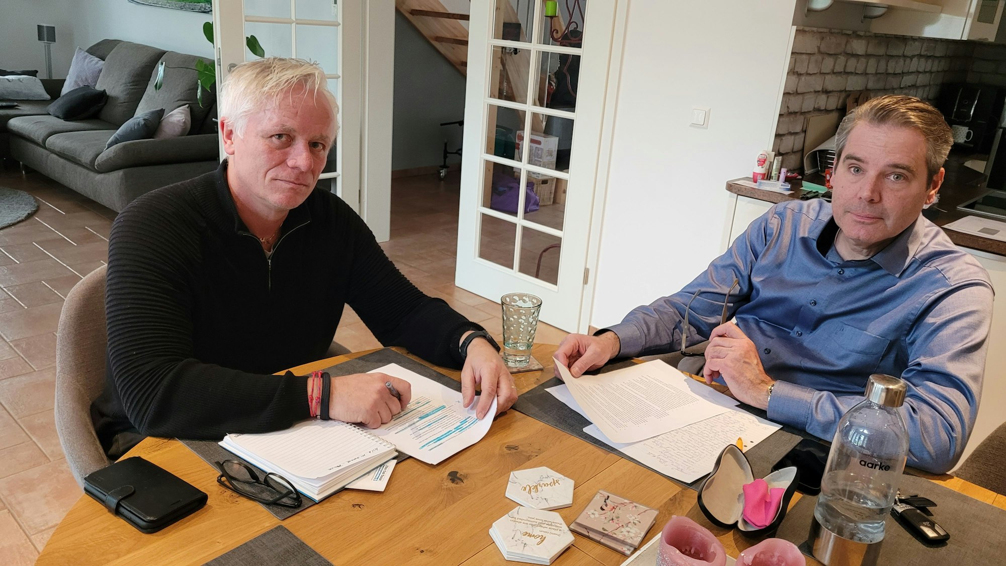 Michael Berzbach und Frank Dahl (v.l.) kritisieren das fehlende Verkehrskonzept der Stadt für die neue Kita am Reiser.