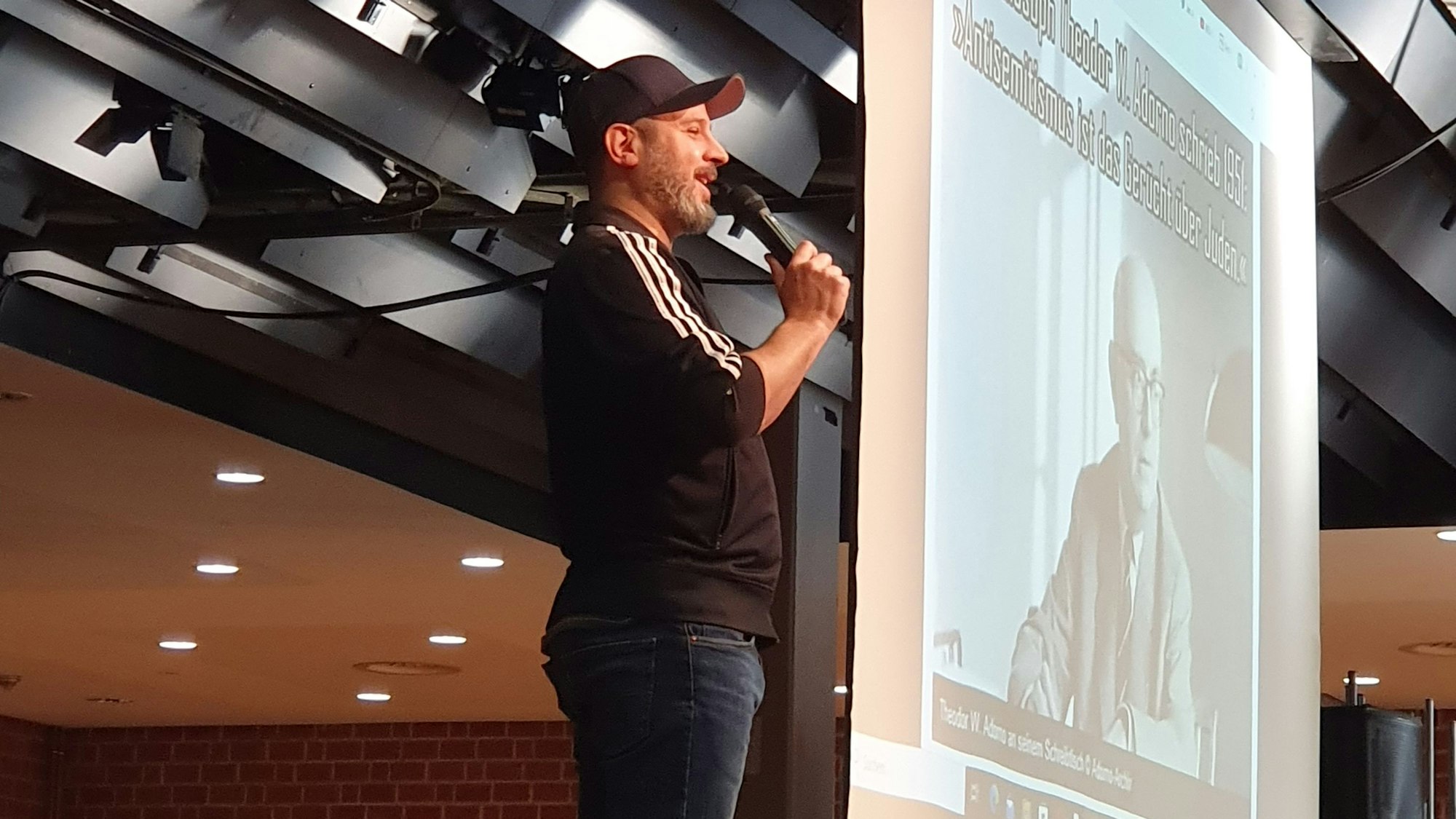 Ben Salomo steht in der Aula vor der Schülerschaft.