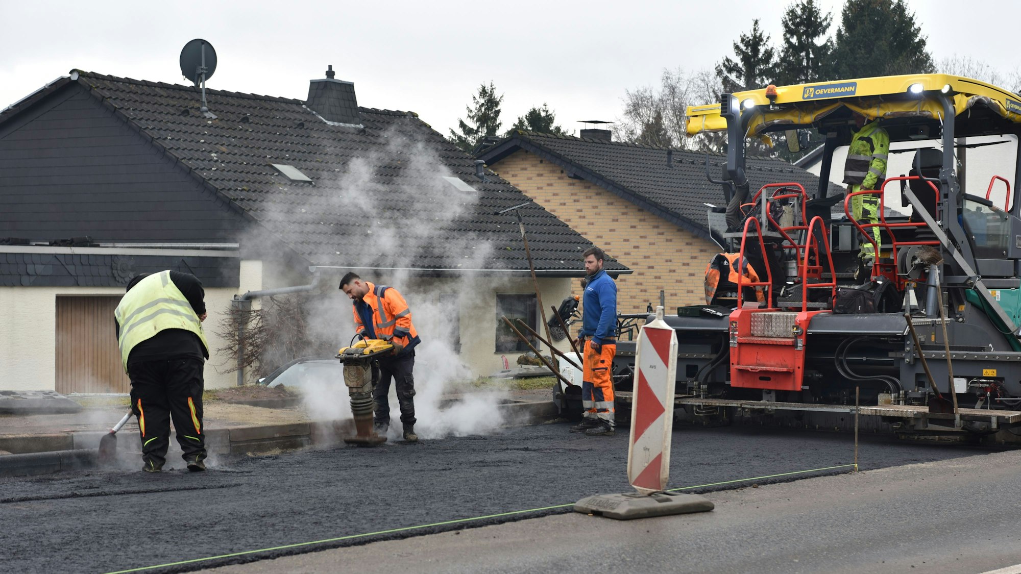 Straßenbauarbeiten auf der B266 in der Ortsdurchfahrt Mechernich-Roggendorf.