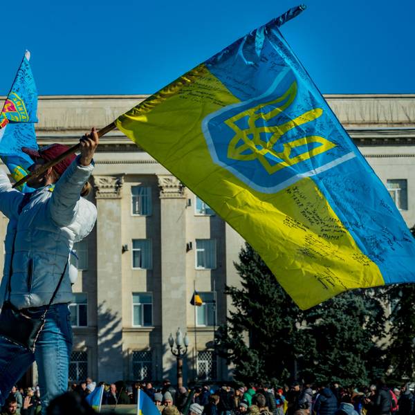 Eine Frau schwenkt eine ukrainische Flagge in der Nähe des Regierungsgebäudes von Cherson nach der Befreiung der Stadt durch die ukrainische Armee von der russischen Besatzung während des Krieges in der Ukraine. +++ dpa-Bildfunk +++