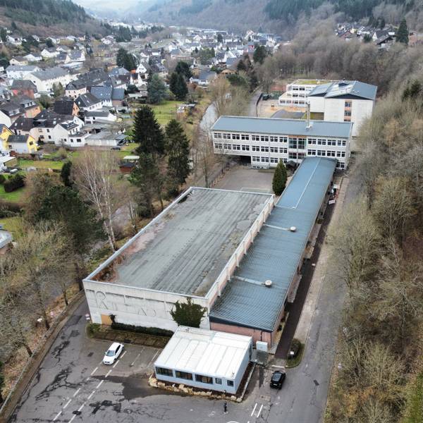 Das Schulzentrum in Schleiden mit Sporthalle (vorne), Grundschule (M.) und Astrid-Lindgren-Schule (hinten).
