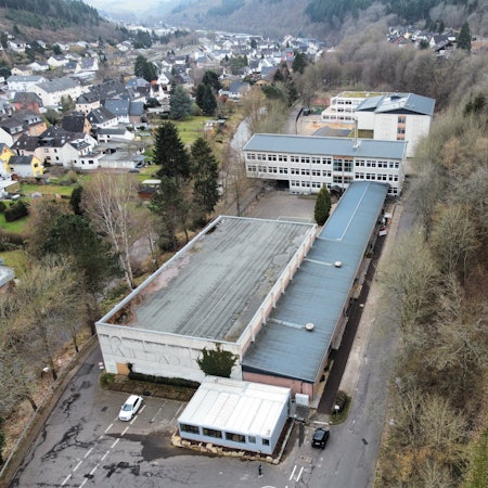 Das Schulzentrum in Schleiden mit Sporthalle (vorne), Grundschule (M.) und Astrid-Lindgren-Schule (hinten).