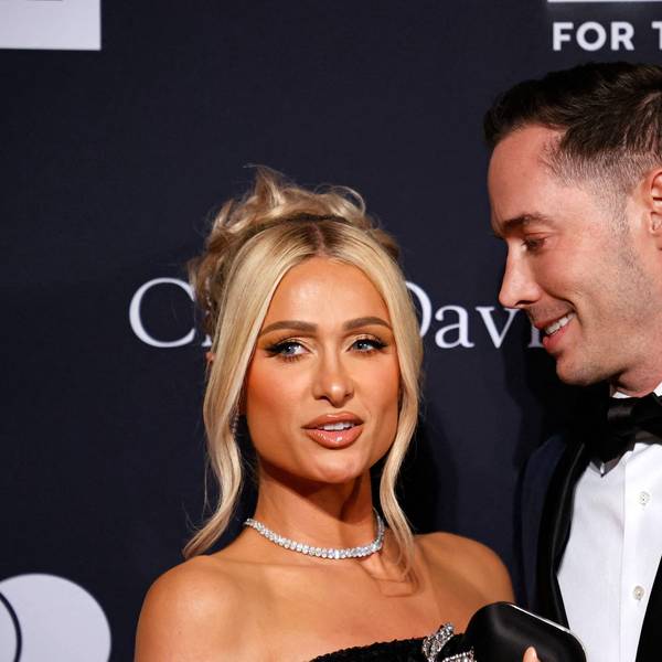 Paris Hilton und Carter Reum auf dem roten Teppich.