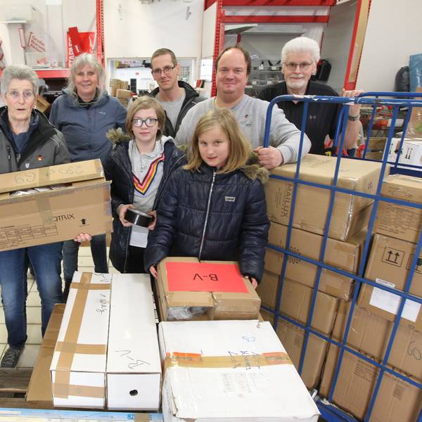 Gunther Maassen und Team packen Hilfsgüter für den nächsten Transport.