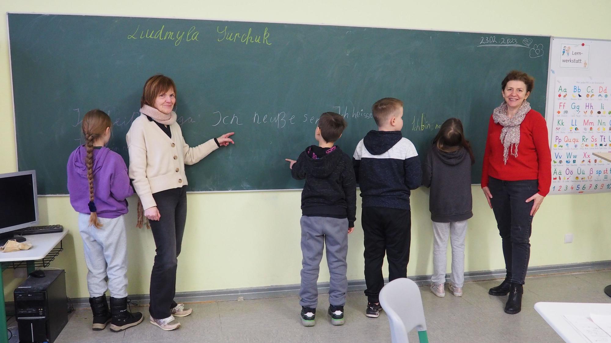 Luidmyla Yurchuk (rechts), Lehrerin aus der Ukraine, und Regina Meller, Leichlinger Lehrerin, unterrichten vier ukrainische Schüler der vierten Klasse an der Katholischen Grundschule Kirchstraße in Leichlingen.