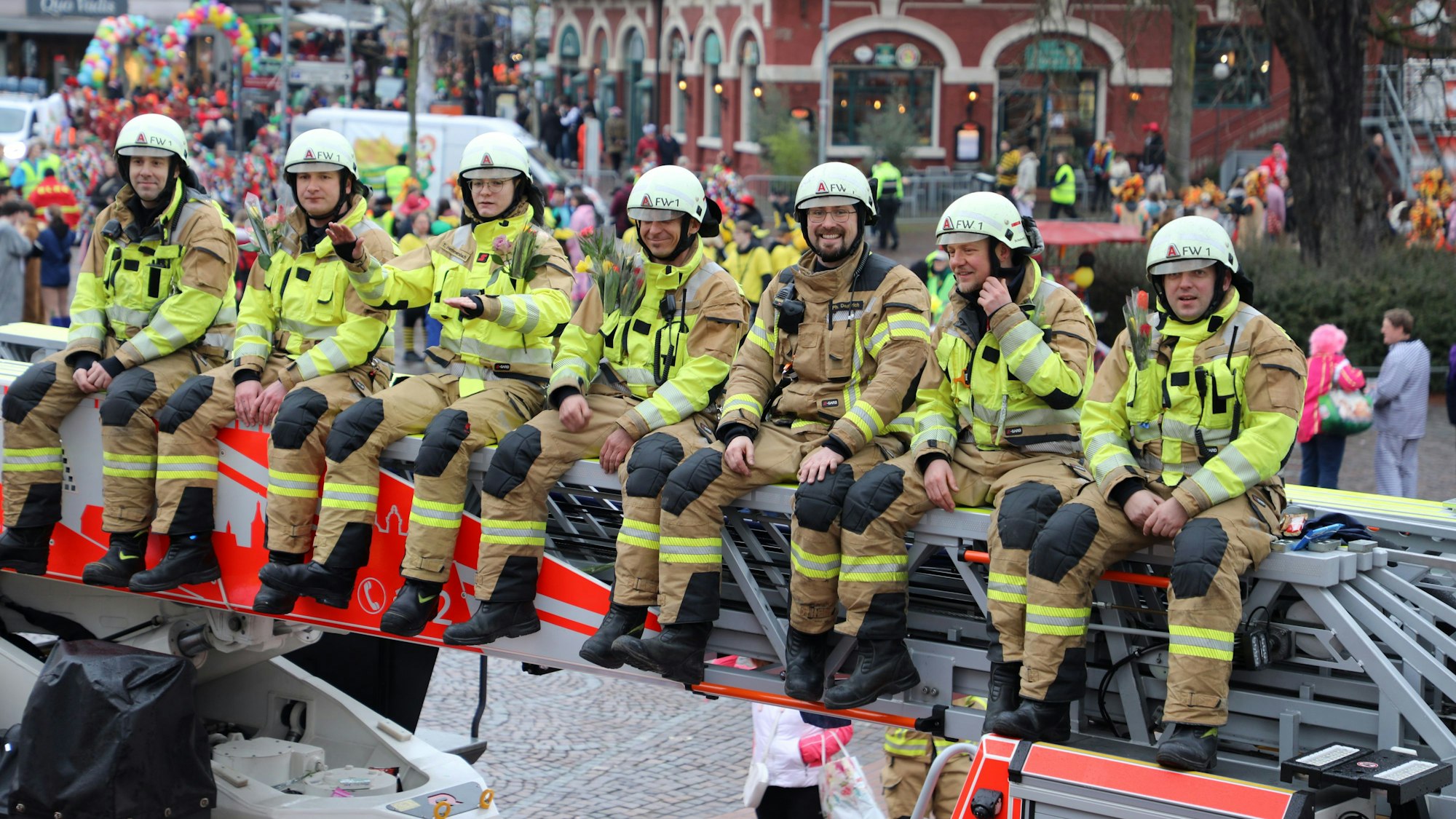 Feuerwehrleute sitzen auf einer Drehleiter am Konrad-Adenauer-Platz in der Bergisch Gladbacher Stadtmitte.