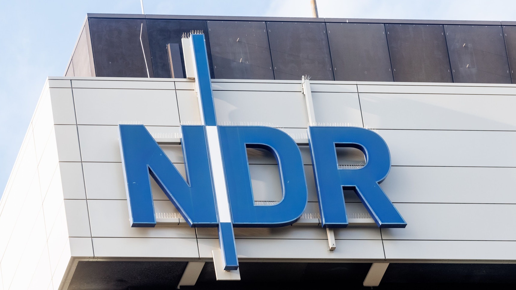 Das Logo des Norddeutschen Rundfunks (NDR) ist an einem Gebäude auf dem Gelände des Senders in Lokstedt angebracht.