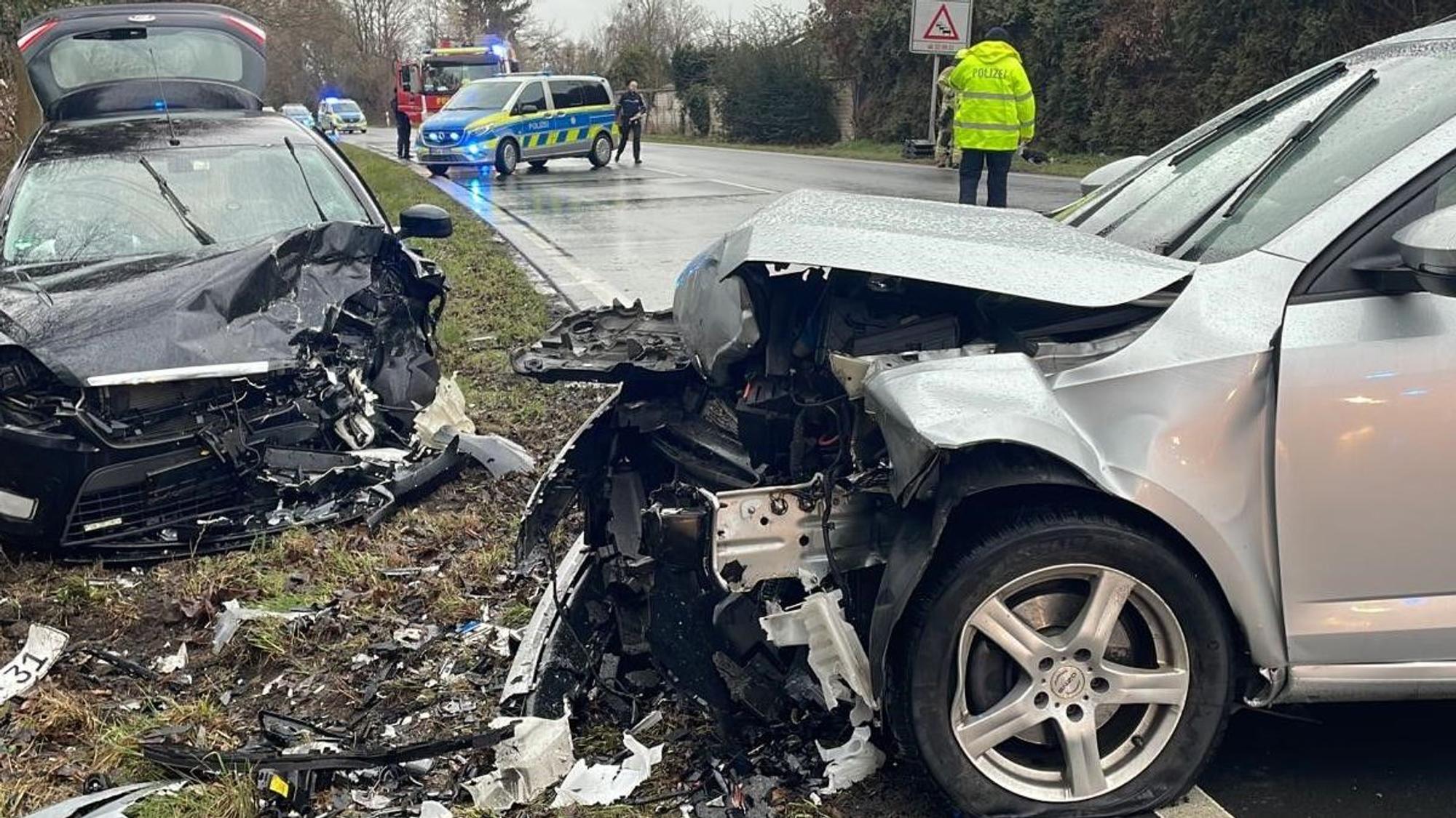 Das Foto zeigt die beiden Autos, die durch den Zusammenstoß schwer beschädigt worden sind.