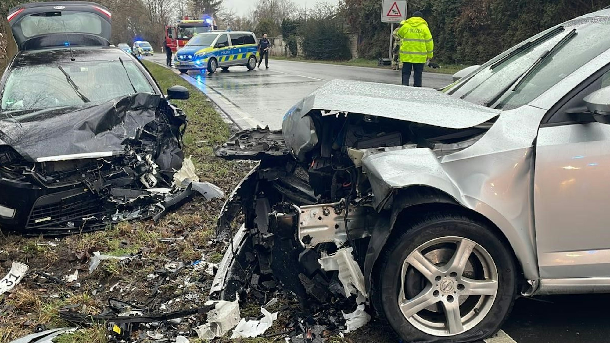 Das Foto zeigt die beiden Autos, die durch den Zusammenstoß schwer beschädigt worden sind.