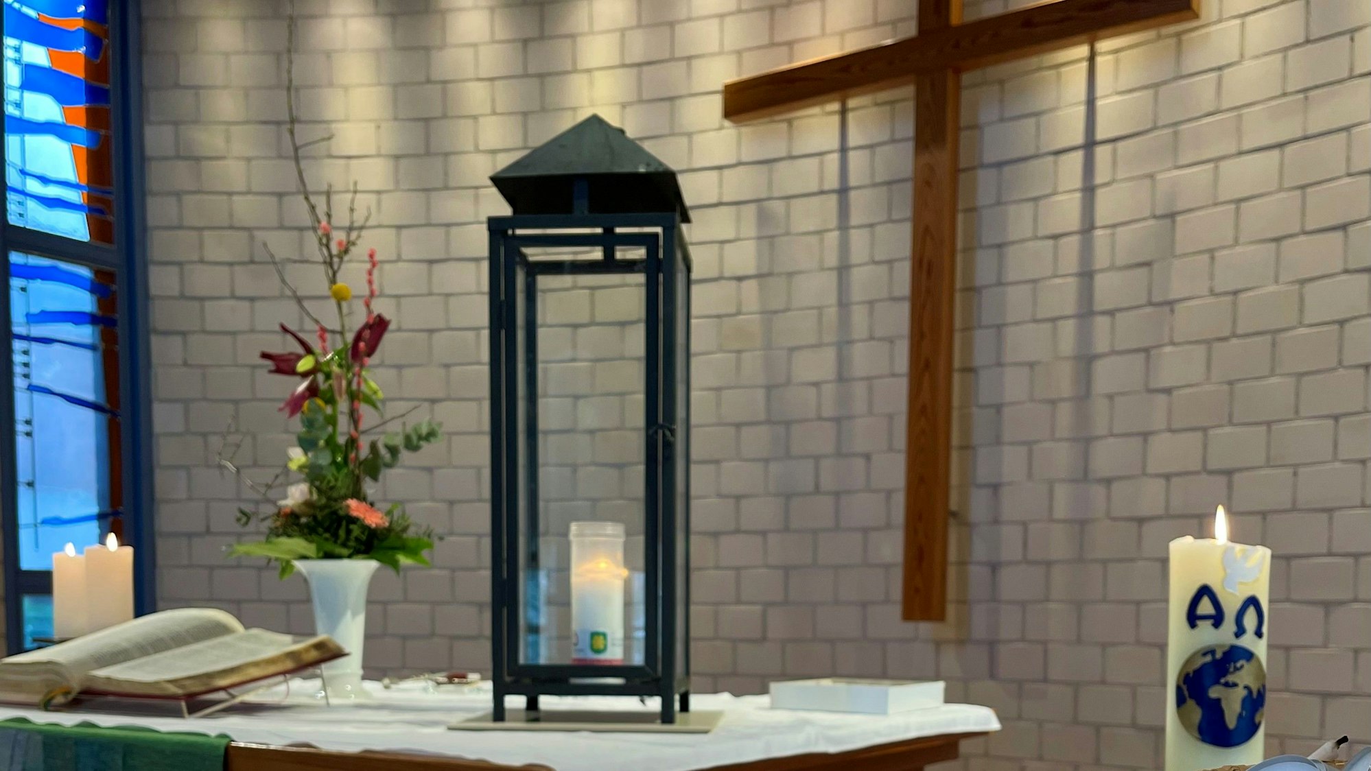 Das Friedenslicht aus Bucha in der Ukraine ist in Meckenheim am Altar angekommen.