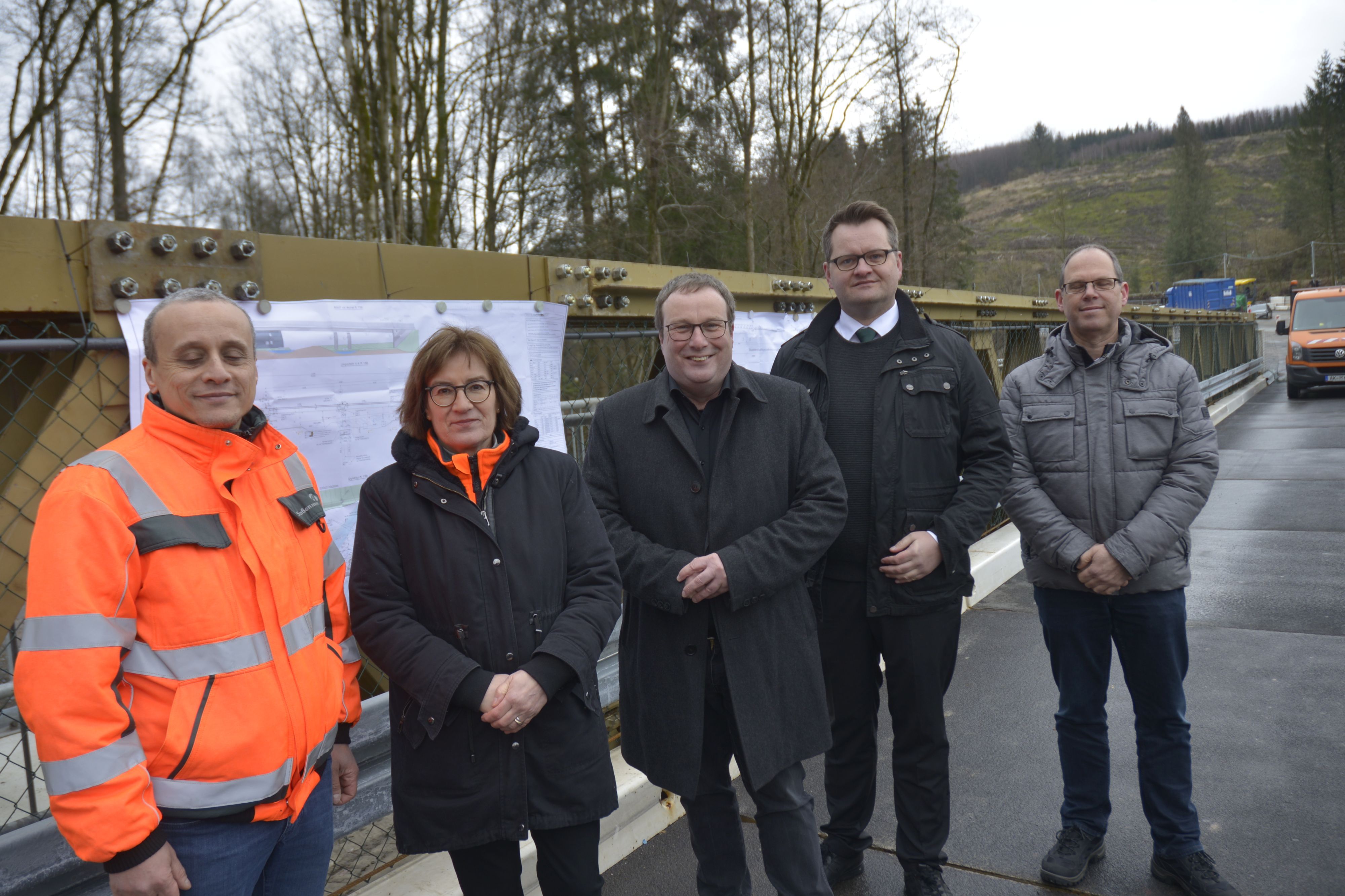 NRW-Verkehrsminister Oliver Krischer (m.) hat die Baustelle an der Wipperbrücke in Ohl besucht