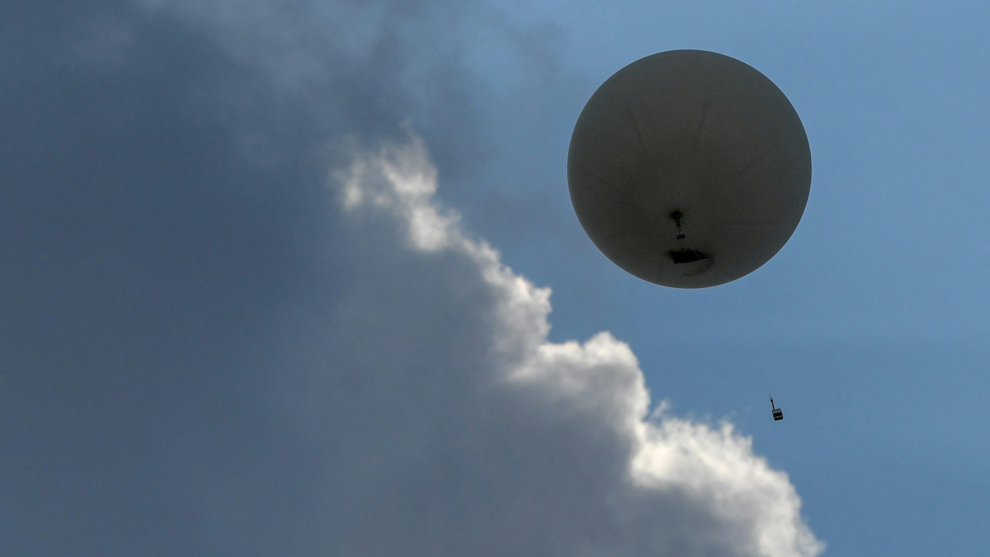 Ein Wetterballon mit einer Radiosonde vom Deutschen Wetterdienst (DWD).