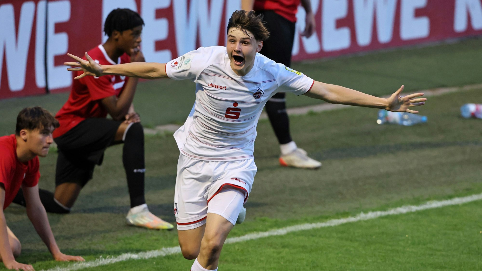 Mittelrhein Pokalfinale der A-Junioren,
1.FC Köln U19 vs. Viktoria Köln U19, Jubel nach dem Tor zum 1:0 durch Jaka Cuber Potocnik (1. FC Köln), 18.05.2022, Bild: Herbert Bucco