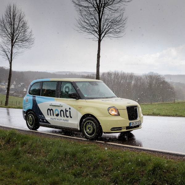 Ein Fahrzeug aus der Monti-Flotte ist zwischen Wiehl und Drabenderhöhe unterwegs.