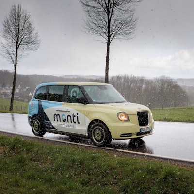 Ein Fahrzeug aus der Monti-Flotte ist zwischen Wiehl und Drabenderhöhe unterwegs.