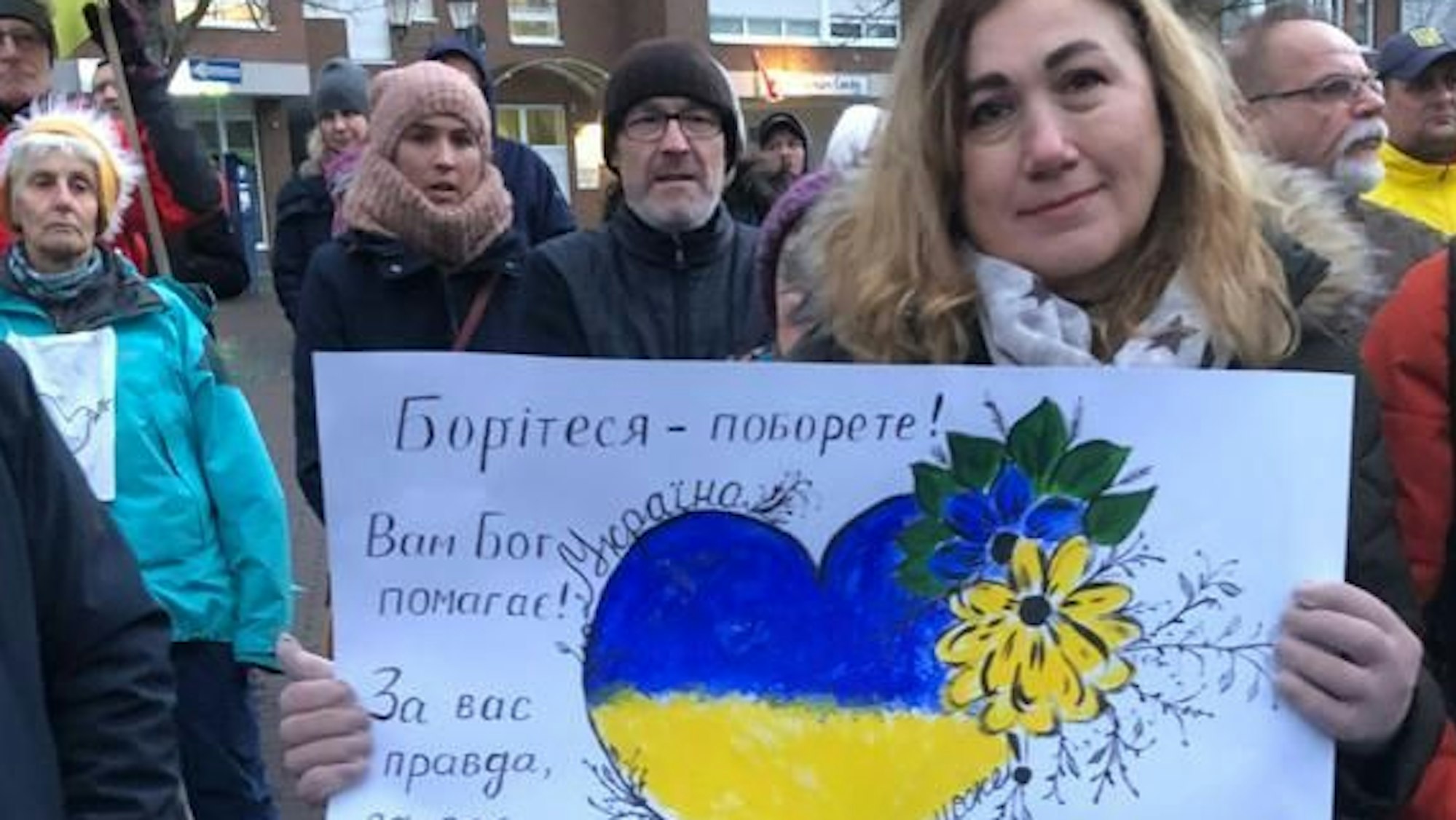 Mehr als 250 Menschen kamen am Abend zu einer Kundgebung der Partnerschaft des Friedens in Rheinbach