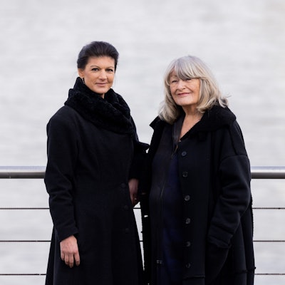 Sahra Wagenknecht (Die Linke, l.) und Alice Schwarzer, Frauenrechtlerin, stehen im Kölner Rheinauhafen am Rhein. Wagenknecht und Schwarzer haben Bundeskanzler Scholz (SPD) aufgefordert, im Ukraine-Krieg auf Verhandlungen statt auf Waffenlieferungen zu setzen.dpa