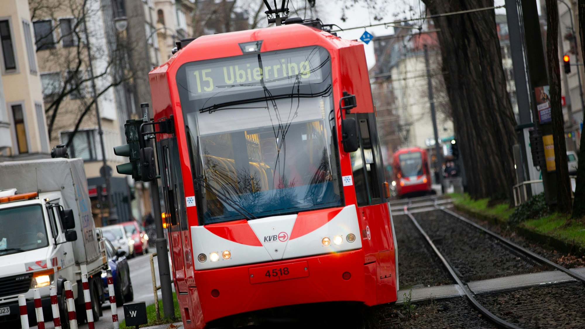 Eine Straßenbahn der KVB fährt durch Köln.