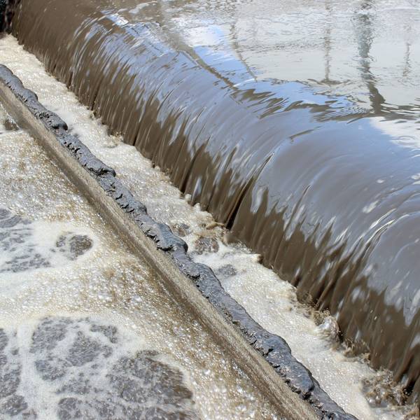 Wasser läuft durch ein Belebungsbecken in einem Klärwerk.