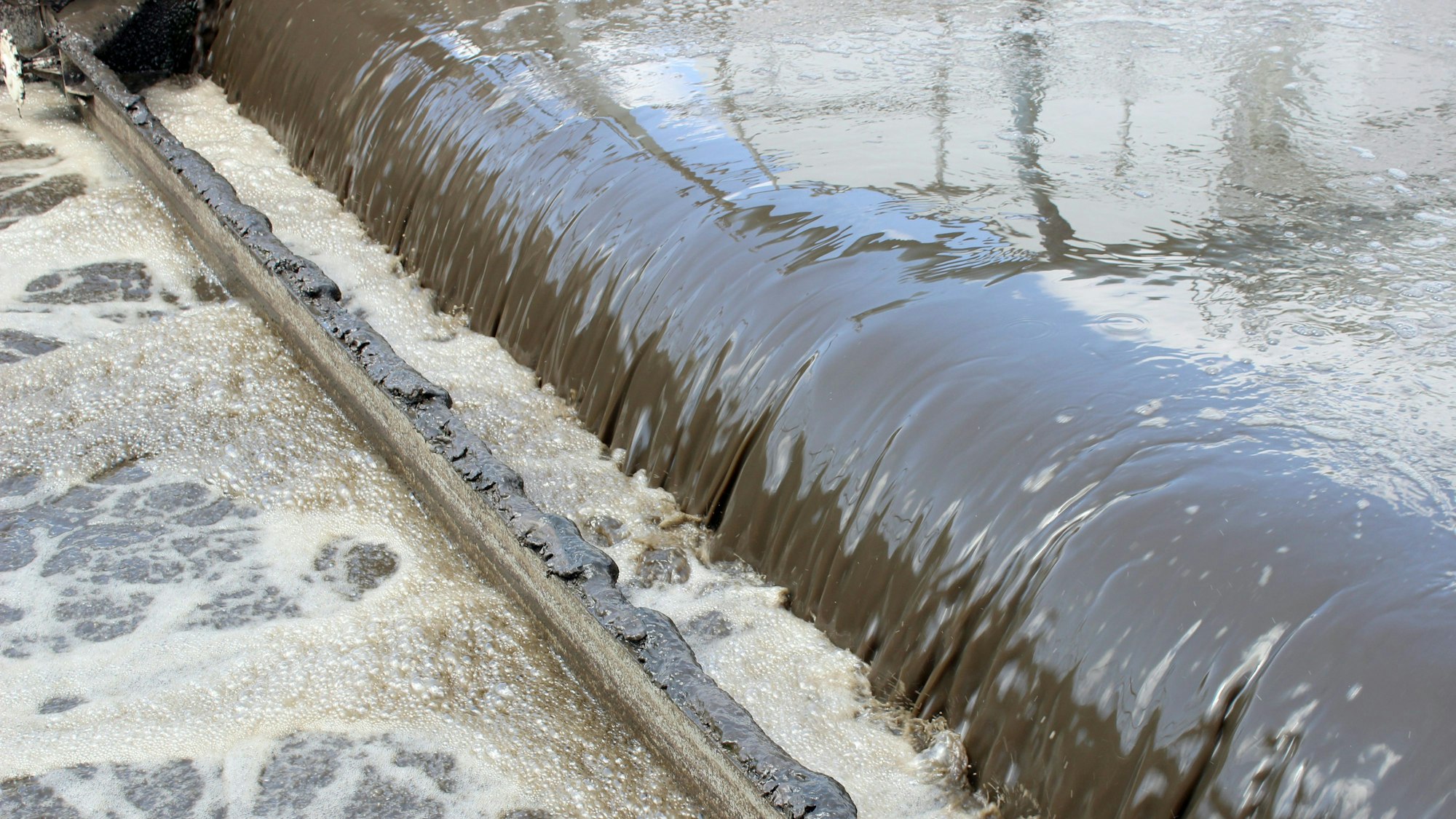 Ein Detail eines Belebungsbeckens in einem Klärwerk.