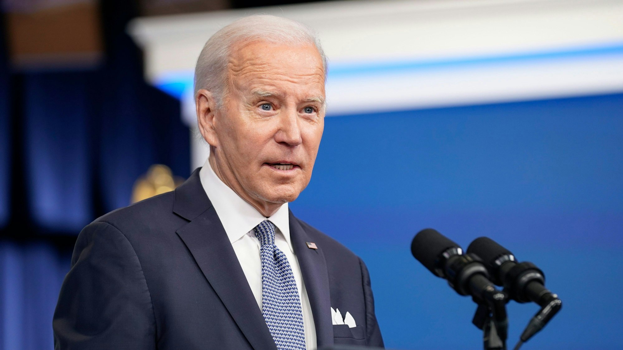 US-Präsident Joe Biden steht an einem Podium und spricht in ein Mikrofon.