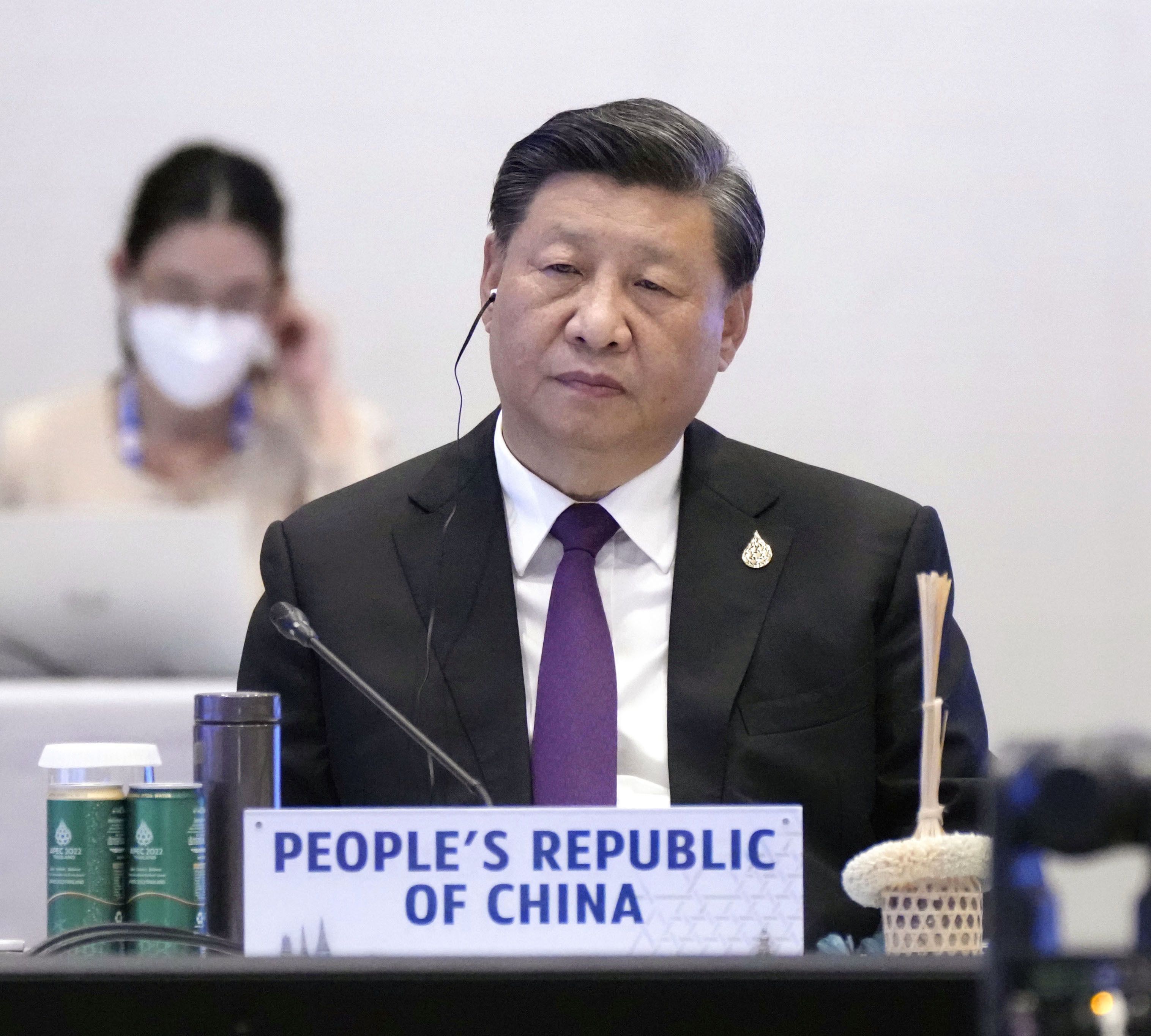 Xi Jinping, Präsident von China, hört zu während einer Sitzung des Apec-Gipfels. +++ dpa-Bildfunk +++
