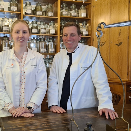 Das Foto zeigt Laura Kleinholdermann. Sie übernimmt die Marien- und die Kreis-Apotheke in Bergheim von Marcel Burghardt.