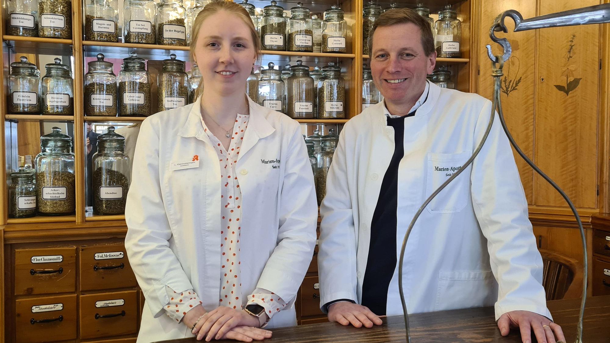 Das Foto zeigt Laura Kleinholdermann. Sie übernimmt die Marien- und die Kreis-Apotheke in Bergheim von Marcel Burghardt.