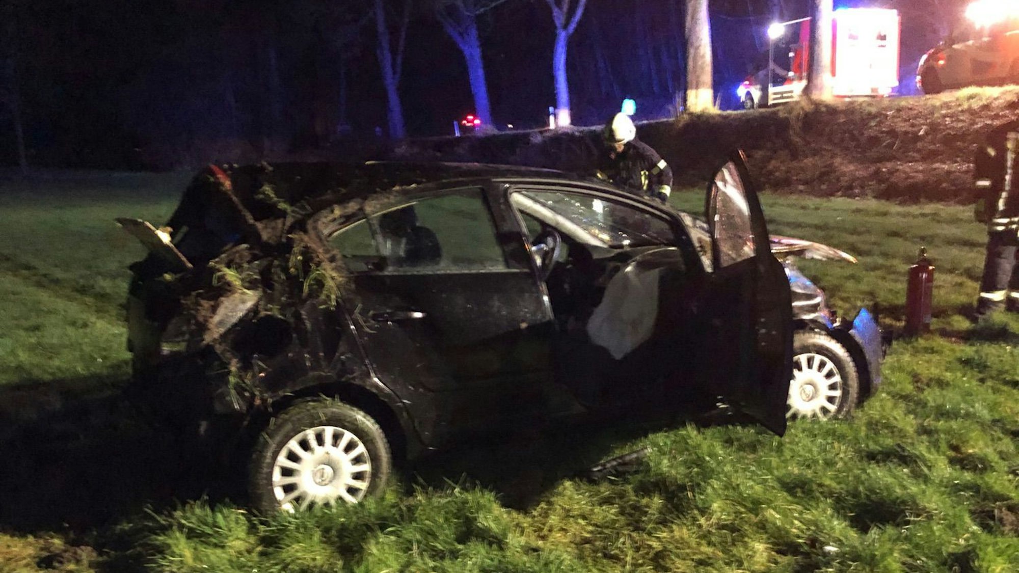 Ein demolierter Opel Corsa steht auf einer Wiese
