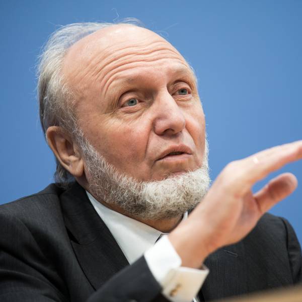 ARCHIV - Hans-Werner Sinn, der Präsident des ifo Instituts für Wirtschaftsforschung, spricht am 09.12.2015 in der Bundespressekonferenz in Berlin. Foto: Michael Kappeler/dpa (zu dpa "Ifo-Chef Sinn: Zuwanderung von Flüchtlingen stoppen" vom 18.03.2016) +++ dpa-Bildfunk +++