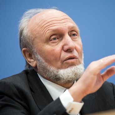 ARCHIV - Hans-Werner Sinn, der Präsident des ifo Instituts für Wirtschaftsforschung, spricht am 09.12.2015 in der Bundespressekonferenz in Berlin. Foto: Michael Kappeler/dpa (zu dpa "Ifo-Chef Sinn: Zuwanderung von Flüchtlingen stoppen" vom 18.03.2016) +++ dpa-Bildfunk +++