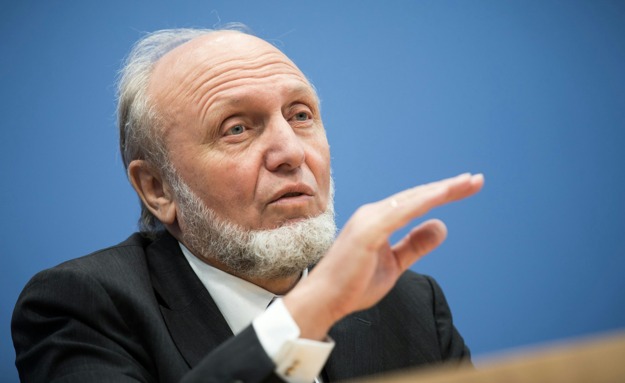 ARCHIV - Hans-Werner Sinn, der Präsident des ifo Instituts für Wirtschaftsforschung, spricht am 09.12.2015 in der Bundespressekonferenz in Berlin. Foto: Michael Kappeler/dpa (zu dpa "Ifo-Chef Sinn: Zuwanderung von Flüchtlingen stoppen" vom 18.03.2016) +++ dpa-Bildfunk +++