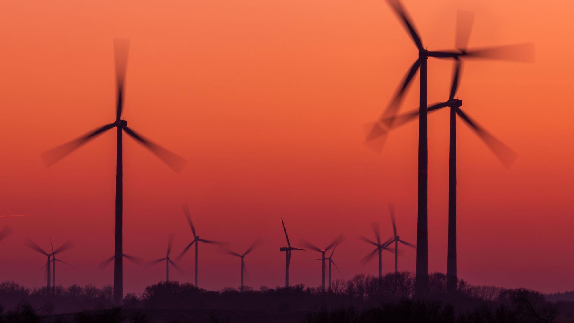 Die Rotoren von Windkraftanlagen, aufgenommen mit langer Belichtungszeit in Mecklenburg-Vorpommern.