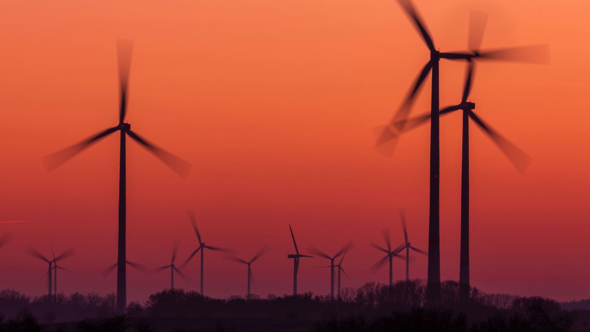 Die Rotoren von Windkraftanlagen, aufgenommen mit langer Belichtungszeit in Mecklenburg-Vorpommern.