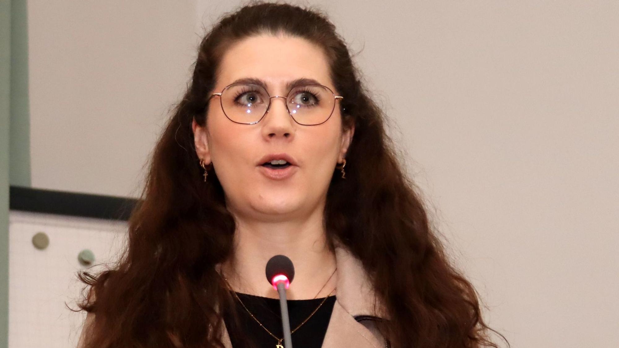 Svenja Gast spricht in ein Mikrofon.