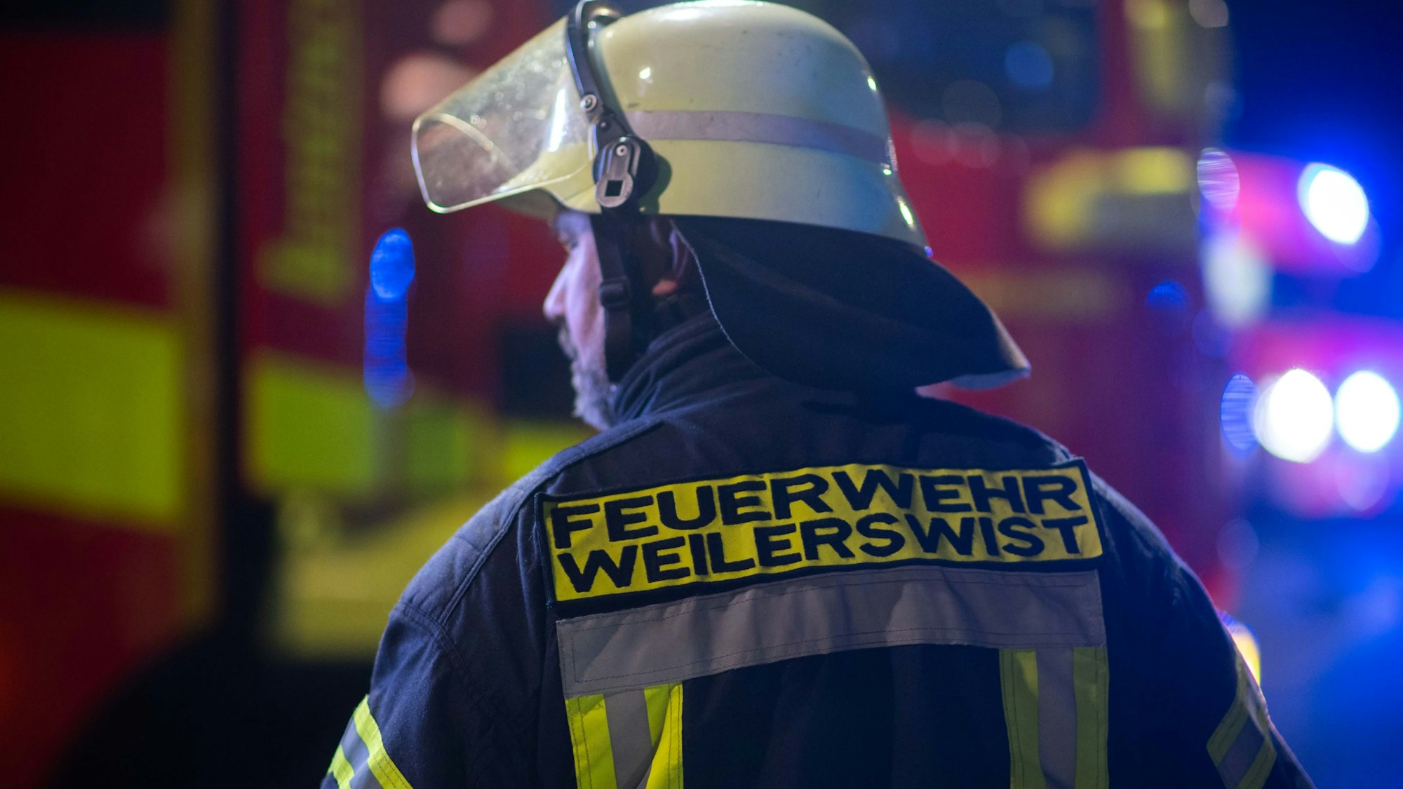 Ein Weilerswister Feuerwehrmann im Einsatz.