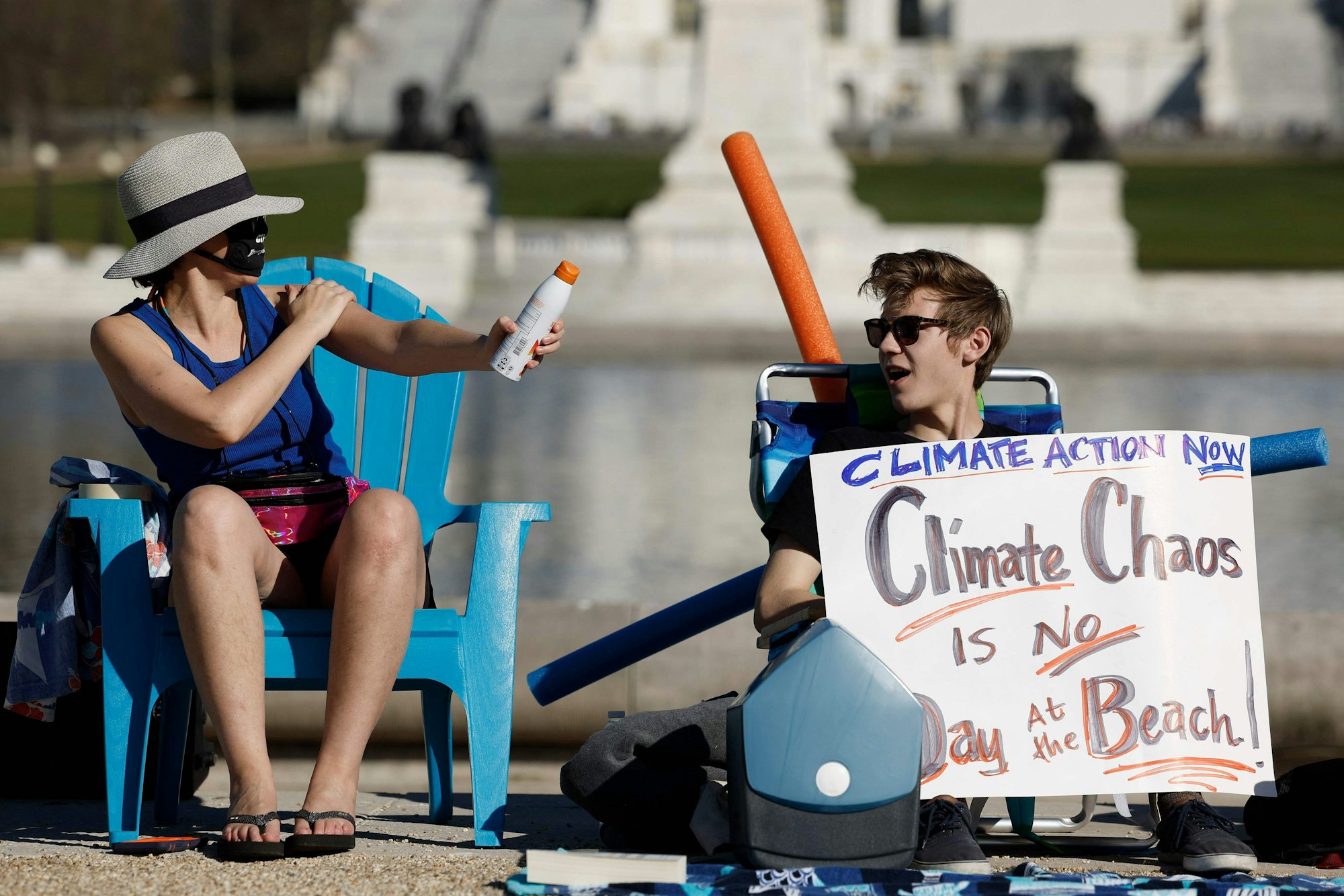 Aktivisten von Shut Down DC nehmen an einer Demonstration teil, um die Mitglieder des Kongresses aufzufordern, mehr gegen den Klimawandel zu unternehmen, und zwar in der Nähe des US-Kapitols am 23. Februar 2023 in Washington, DC.