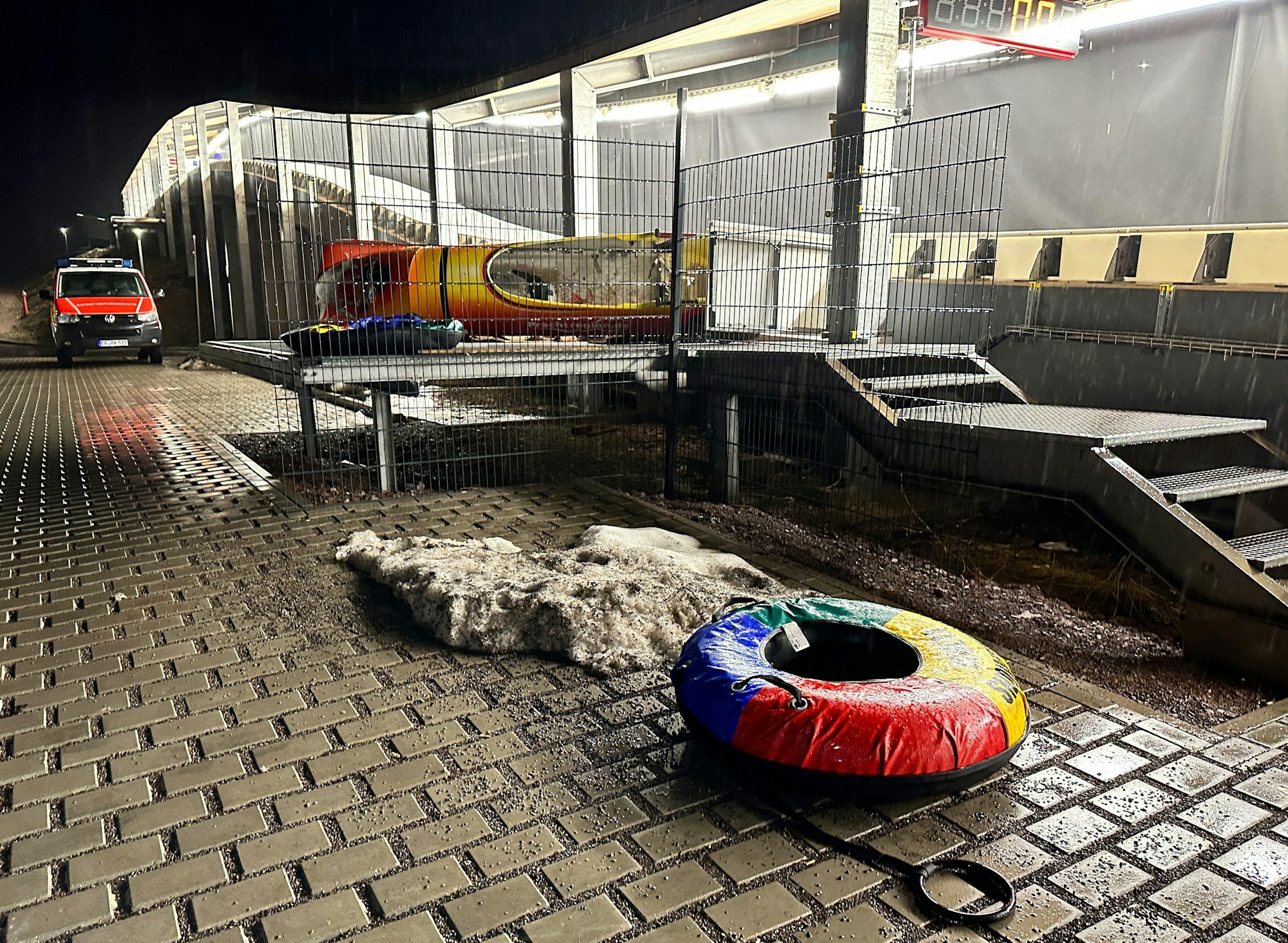 Schlauchringe und ein Bob liegen am Ausgang der Bobbahn. Bei einem schweren Unfall auf der Oberhofer Bob- und Rennrodelbahn ist am Donnerstag ein Mensch ums Leben gekommen. Eine weitere Person wurde schwer, zwei weitere leicht verletzt.