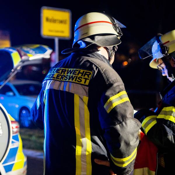Zwei Feuerwehrleute aus Weilerswist sichern eine Unfallstelle ab.