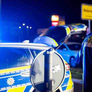 Zwei Feuerwehrleute aus Weilerswist sichern eine Unfallstelle ab.